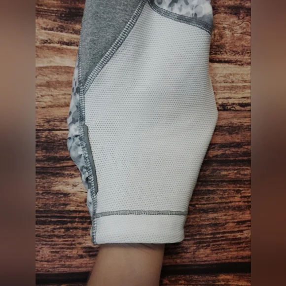 Athleta Women's Gray Patterned Leggings Size Small! In New Condition - Picture 2 of 7